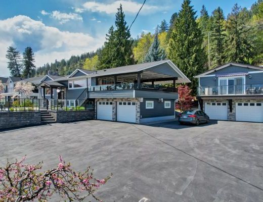 Peachland Beach House - 4 Bdrm w/ Heated Pool - Peachland