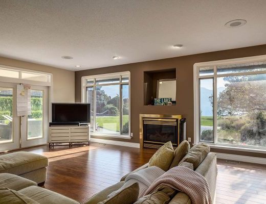 Lakeside Retreat - 5 Bdrm Lakefront with lift - West Kelowna