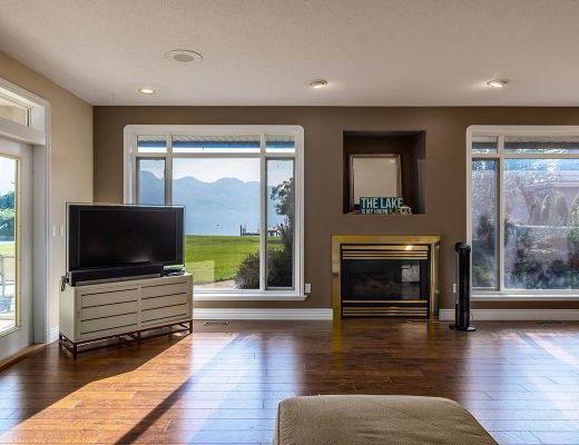 Lakeside Retreat - 5 Bdrm Lakefront with lift - West Kelowna