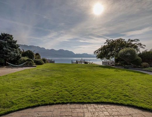 Lakeside Retreat - 5 Bdrm Lakefront with lift - West Kelowna