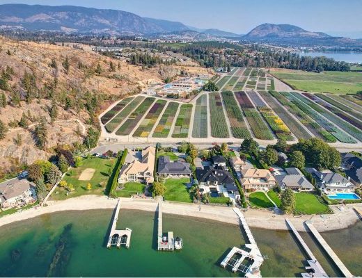 Lakeside Retreat - 5 Bdrm Lakefront with lift - West Kelowna