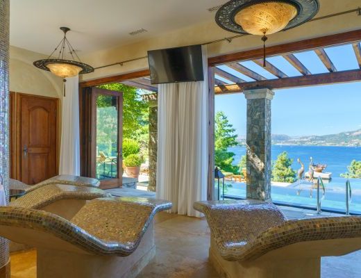 Private Lakefront Chateau & Spa - 4 Bdrm lakefront and Pool - Kelowna