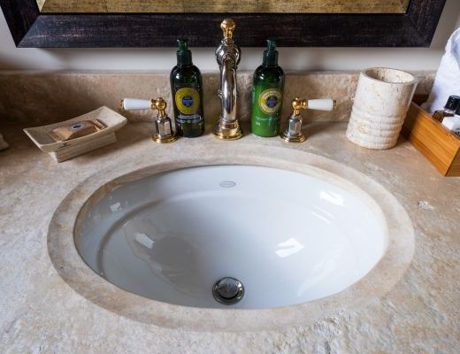 Private Lakefront Chateau & Spa - 4 Bdrm lakefront and Pool - Kelowna
