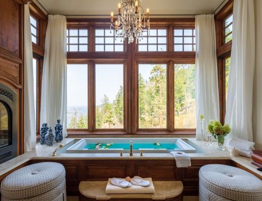 Private Lakefront Chateau & Spa - 4 Bdrm lakefront and Pool - Kelowna