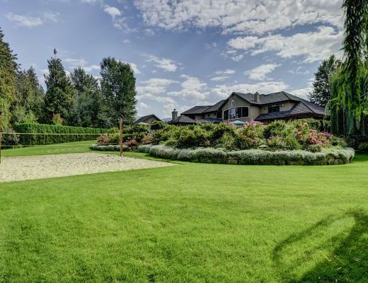 Sunrise Mansion - 8 Bdrm HT with pool - Kelowna