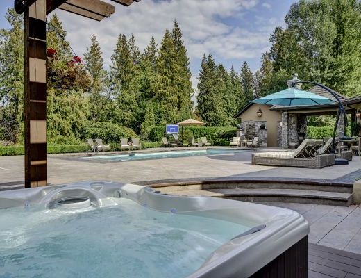 Sunrise Mansion - 8 Bdrm HT with pool - Kelowna