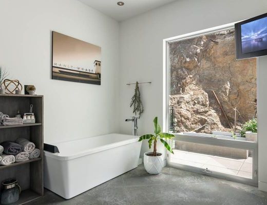 The Majestic Lakeview Home - 2 Bdrm w/ Pool  HT - Kelowna 