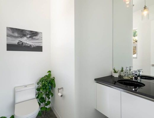 The Majestic Lakeview Home - 2 Bdrm w/ Pool  HT - Kelowna 