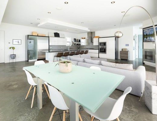 The Majestic Lakeview Home - 2 Bdrm w/ Pool  HT - Kelowna 