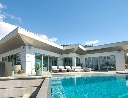 The Majestic Lakeview Home - 2 Bdrm w/ Pool  HT - Kelowna 