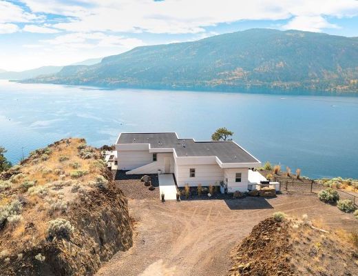 The Majestic Lakeview Home - 2 Bdrm w/ Pool  HT - Kelowna (CVH)