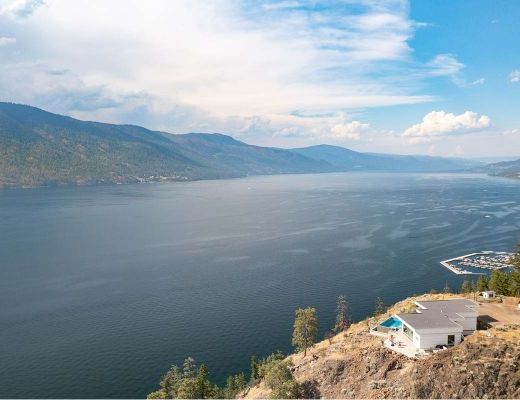 The Majestic Lakeview Home - 2 Bdrm w/ Pool  HT - Kelowna 