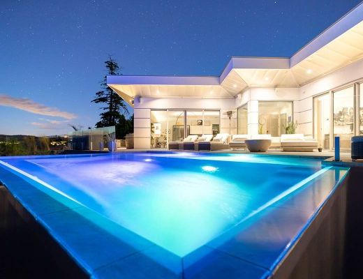 The Majestic Lakeview Home - 2 Bdrm w/ Pool  HT - Kelowna 