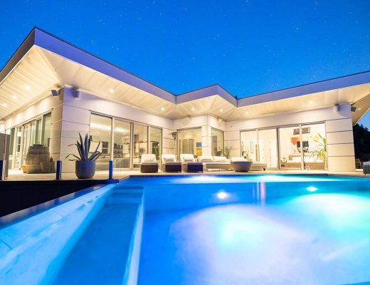 The Majestic Lakeview Home - 2 Bdrm w/ Pool  HT - Kelowna 