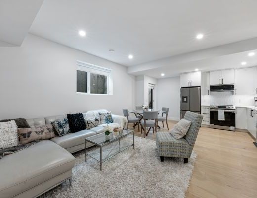 Silver Lining - 6 Bdrm with HT and Pool - Kelowna