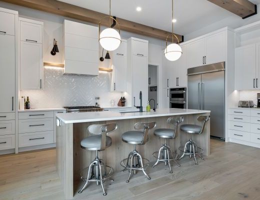 Silver Lining - 6 Bdrm with HT and Pool - Kelowna