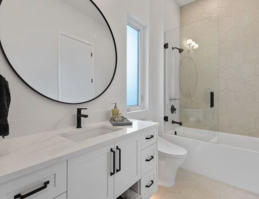 Silver Lining - 6 Bdrm with HT and Pool - Kelowna