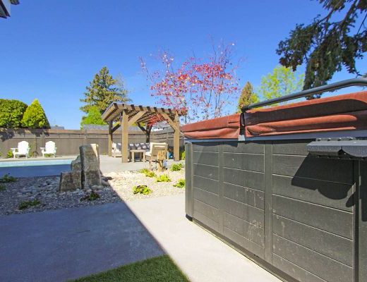 Silver Lining - 6 Bdrm with HT and Pool - Kelowna