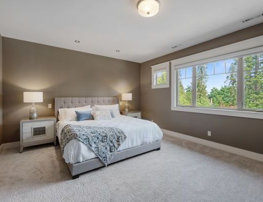 Sunrise Mansion - 8 Bdrm HT with pool - Kelowna