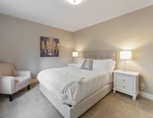 Sunrise Mansion - 8 Bdrm HT with pool - Kelowna