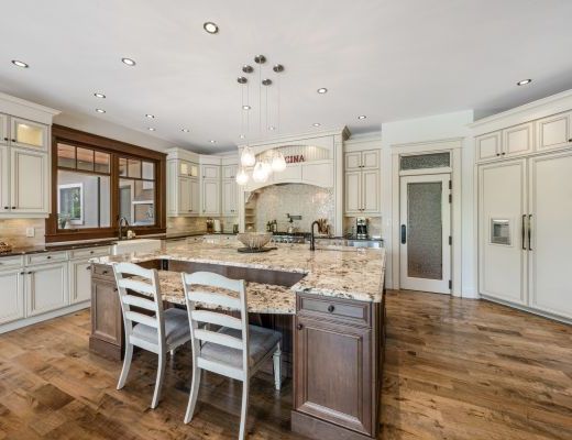 Sunrise Mansion - 8 Bdrm HT with pool - Kelowna