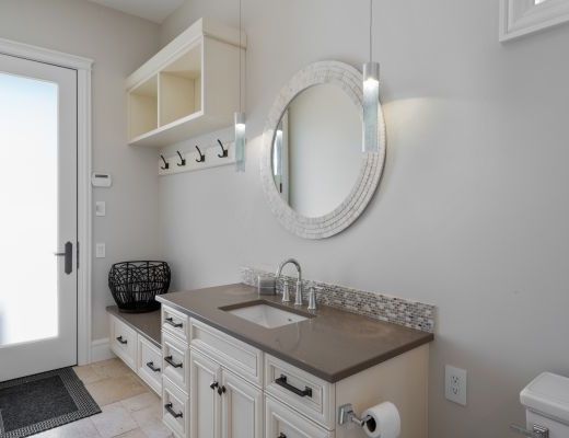 Luxury Point - 7 bedroom HT w/pool - Kelowna (CVH) 