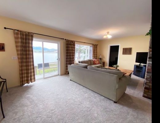 Private Paradise on Wood Lake - 4 bedroom Plus den HT w/ Boat lift - Oyama (CVH)