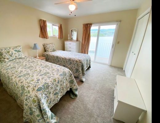 Private Paradise on Wood Lake - 4 bedroom Plus den HT w/ Boat lift - Oyama (CVH)