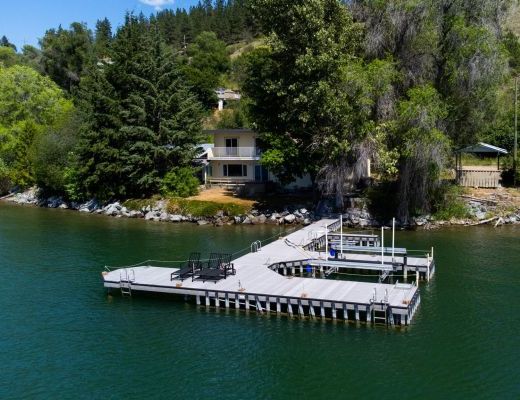 Private Paradise on Wood Lake - 4 Bdrm + Den HT w/ Boat lift - Oyama (CVH)