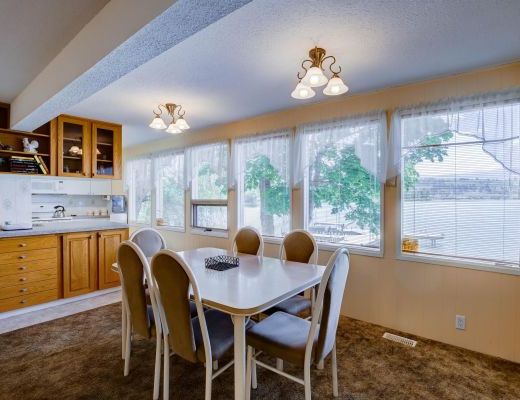 Private Paradise on Wood Lake - 4 bedroom Plus den HT w/ Boat lift - Oyama (CVH)