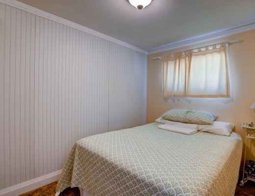 Private Paradise on Wood Lake - 4 bedroom Plus den HT w/ Boat lift - Oyama (CVH)