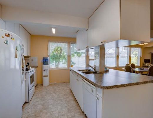 Private Paradise on Wood Lake - 4 bedroom Plus den HT w/ Boat lift - Oyama (CVH)