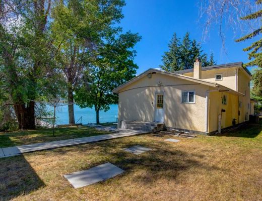 Private Paradise on Wood Lake - 4 Bdrm + Den HT w/ Boat lift - Oyama (CVH)