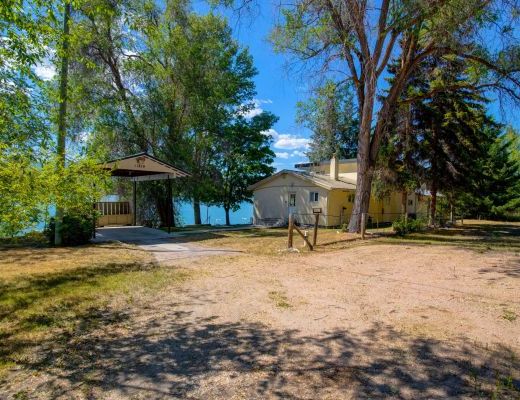 Private Paradise on Wood Lake - 4 Bdrm + Den HT w/ Boat lift - Oyama (CVH)