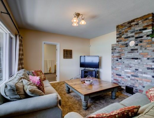 Private Paradise on Wood Lake - 4 bedroom Plus den HT w/ Boat lift - Oyama (CVH)