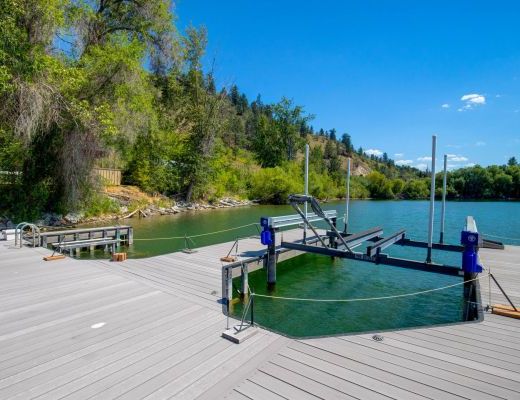 Private Paradise on Wood Lake - 4 Bdrm + Den HT w/ Boat lift - Oyama (CVH)