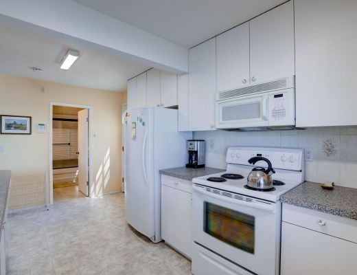 Private Paradise on Wood Lake - 4 bedroom Plus den HT w/ Boat lift - Oyama (CVH)