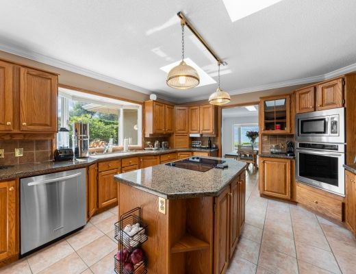 Sunset West - 6 Bdrm Lakefront w/ Pool - Kelowna