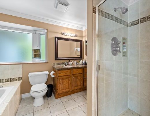 Sunset West - 6 Bdrm Lakefront w/ Pool - Kelowna
