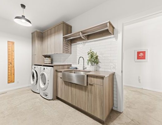Adobe Haven - 5 Bedroom w/ Pool - Kelowna 