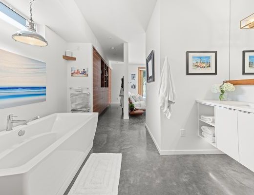 Adobe Haven - 5 Bedroom w/ Pool - Kelowna 