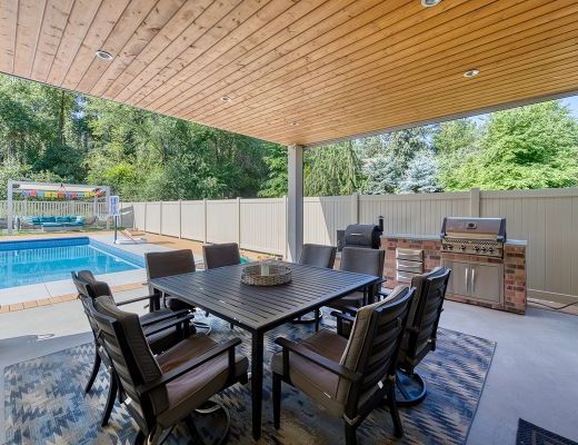 Adobe Haven - 5 Bedroom w/ Pool - Kelowna 