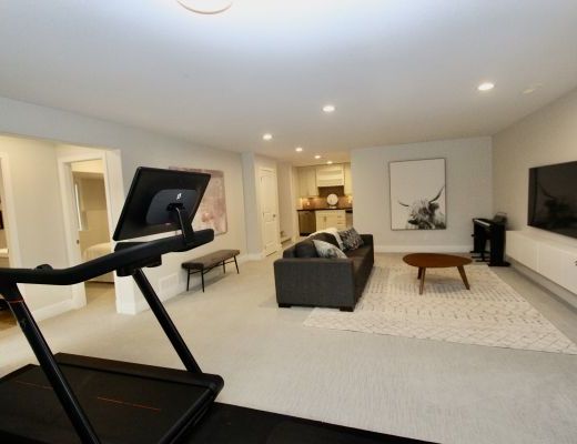 Family Pool Oasis - 5 Bedroom w/Pool - Kelowna