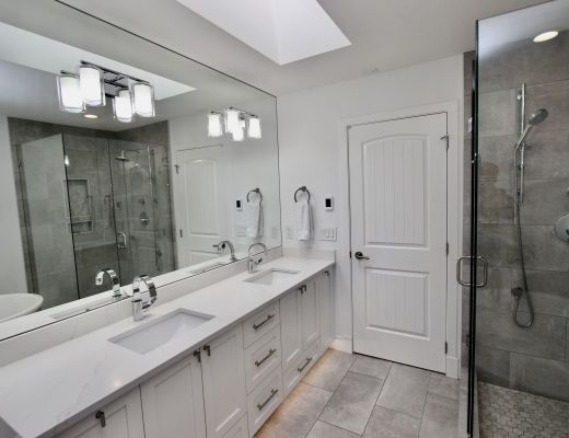 Family Pool Oasis - 5 Bedroom w/Pool - Kelowna