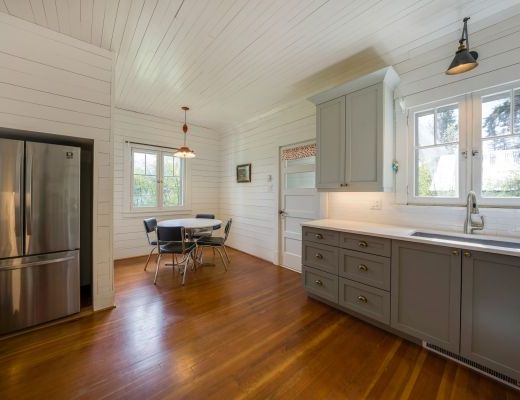 Lakeside Manor - 4 Bdrm-300 ft of Private Beach - Kelowna (CVH)
