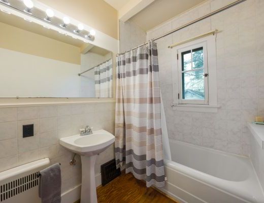 Lakeside Manor - 4 Bdrm-300 ft of Private Beach - Kelowna (CVH)