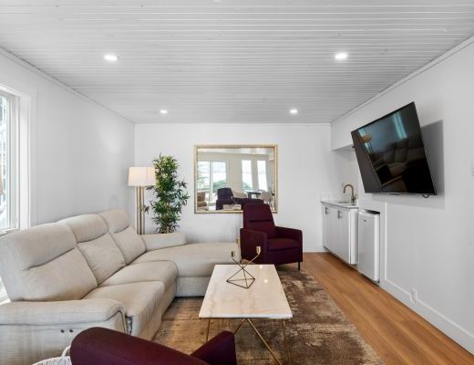 The Lake Escape - 6 Bdrm - West Kelowna (CVH)