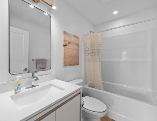 The Lake Escape - 6 Bdrm - West Kelowna (CVH)