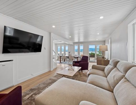 The Lake Escape - 6 Bdrm - West Kelowna (CVH)