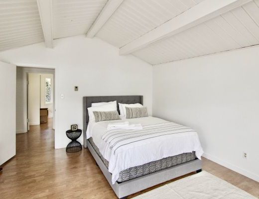 Lakeshore Cabin - 4 Bdrm Lakefront - Kelowna (CVH)